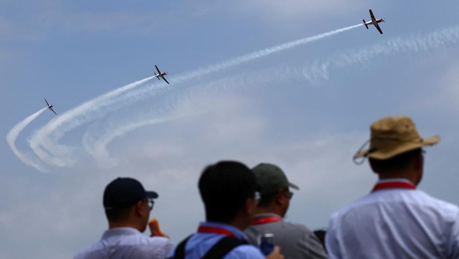 Tim Jupiter Aerobatic TNI AU tampil dengan KT-1B saat pertunjukan udara di Singapore Airshow di Changi Exhibition Centre di Singapura, 22 Februari 2024. (REUTERS/Edgar Su)