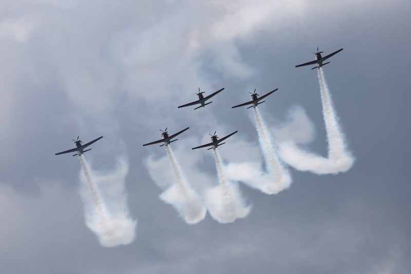 Tim Jupiter Aerobatic TNI AU tampil dengan KT-1B saat pertunjukan udara di Singapore Airshow di Changi Exhibition Centre di Singapura, 22 Februari 2024. (REUTERS/Edgar Su)