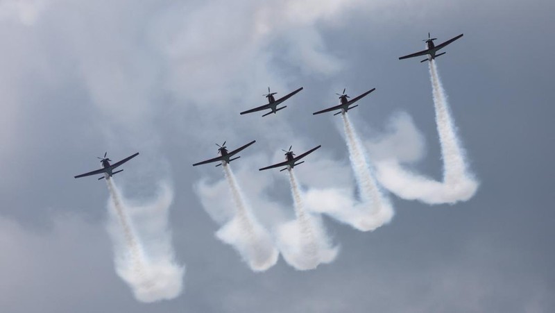 Tim Jupiter Aerobatic TNI AU tampil dengan KT-1B saat pertunjukan udara di Singapore Airshow di Changi Exhibition Centre di Singapura, 22 Februari 2024. (REUTERS/Edgar Su)