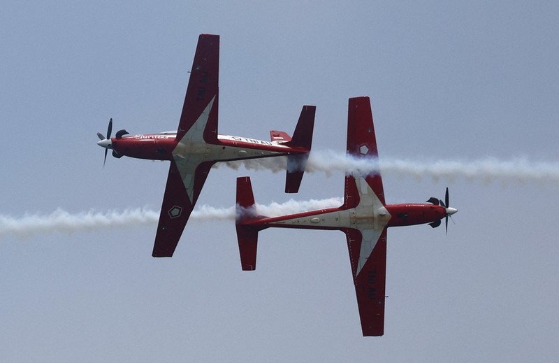 Tim Jupiter Aerobatic TNI AU tampil dengan KT-1B saat pertunjukan udara di Singapore Airshow di Changi Exhibition Centre di Singapura, 22 Februari 2024. Tim Jupiter Aerobatic TNI AU tampil dengan KT-1B saat pertunjukan udara di Singapore Airshow di Changi Exhibition Centre di Singapura, 22 Februari 2024. (REUTERS/Edgar Su)