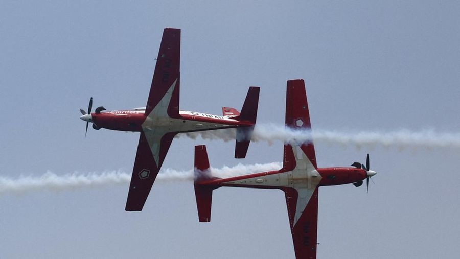 Tim Jupiter Aerobatic TNI AU tampil dengan KT-1B saat pertunjukan udara di Singapore Airshow di Changi Exhibition Centre di Singapura, 22 Februari 2024. (REUTERS/Edgar Su)