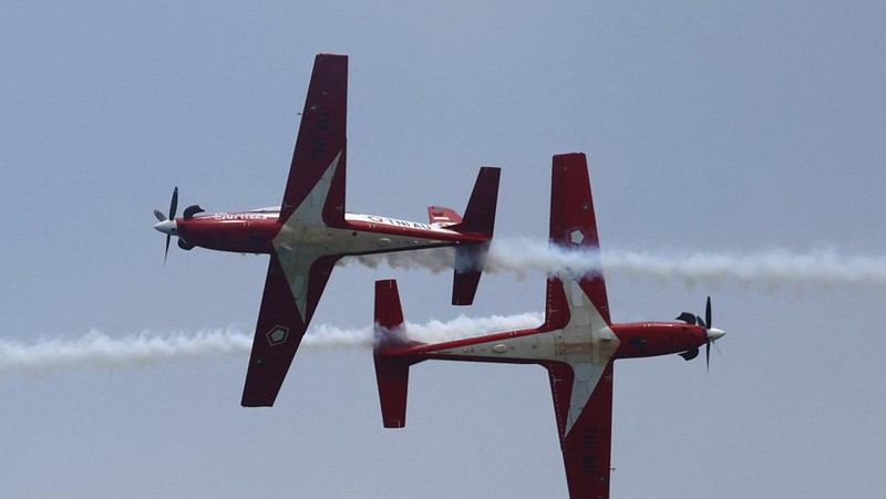 Tim Jupiter Aerobatic TNI AU tampil dengan KT-1B saat pertunjukan udara di Singapore Airshow di Changi Exhibition Centre di Singapura, 22 Februari 2024. (REUTERS/Edgar Su)