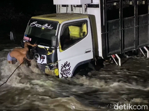 Sebuah Truk di Lumajang Terseret Banjir Lahar Semeru Saat Angkut Batu