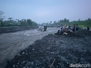 Truk Penambang Pasir Terseret Banjir Lahar Gunung Semeru