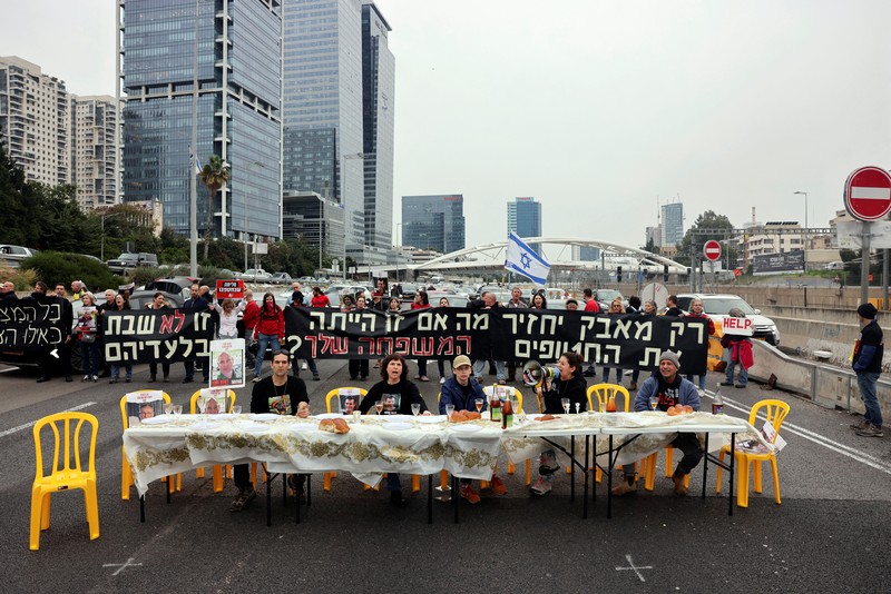 Keluarga sandera dan pendukungnya memblokir jalan, saat protes menyerukan pembebasan para sandera, di tengah konflik yang sedang berlangsung antara Israel dan kelompok Islam Palestina Hamas, di Tel Aviv, Israel, 23 Februari 2024. (REUTERS/Tomer Appelbaum)