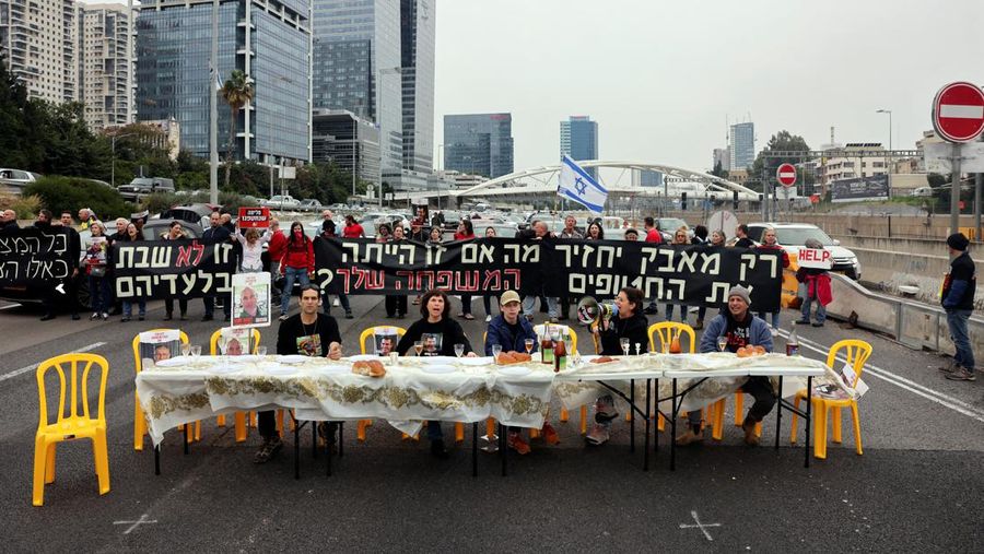 Keluarga sandera dan pendukungnya memblokir jalan, saat protes menyerukan pembebasan para sandera, di tengah konflik yang sedang berlangsung antara Israel dan kelompok Islam Palestina Hamas, di Tel Aviv, Israel, 23 Februari 2024. (REUTERS/Tomer Appelbaum)