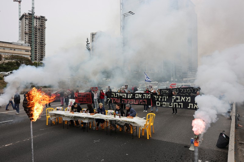 Keluarga sandera dan pendukungnya memblokir jalan, saat protes menyerukan pembebasan para sandera, di tengah konflik yang sedang berlangsung antara Israel dan kelompok Islam Palestina Hamas, di Tel Aviv, Israel, 23 Februari 2024. (REUTERS/Tomer Appelbaum)