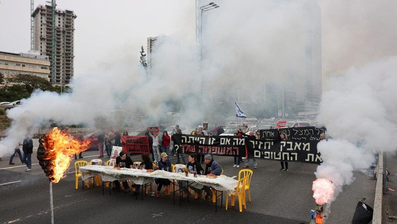 Keluarga sandera dan pendukungnya memblokir jalan, saat protes menyerukan pembebasan para sandera, di tengah konflik yang sedang berlangsung antara Israel dan kelompok Islam Palestina Hamas, di Tel Aviv, Israel, 23 Februari 2024. (REUTERS/Tomer Appelbaum)