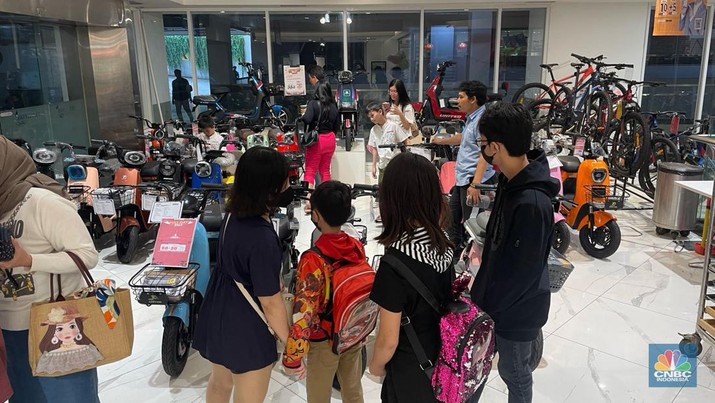 Para pengunjung Transmart Transpark Mall Bintaro yang umumnya merupakan keluarga menanyakan informasi terkait promo sepeda listrik dan mencoba mengendarainya, Sabtu (24/2/2024). (CNBC Indonesia/Rindi Salsabilla)