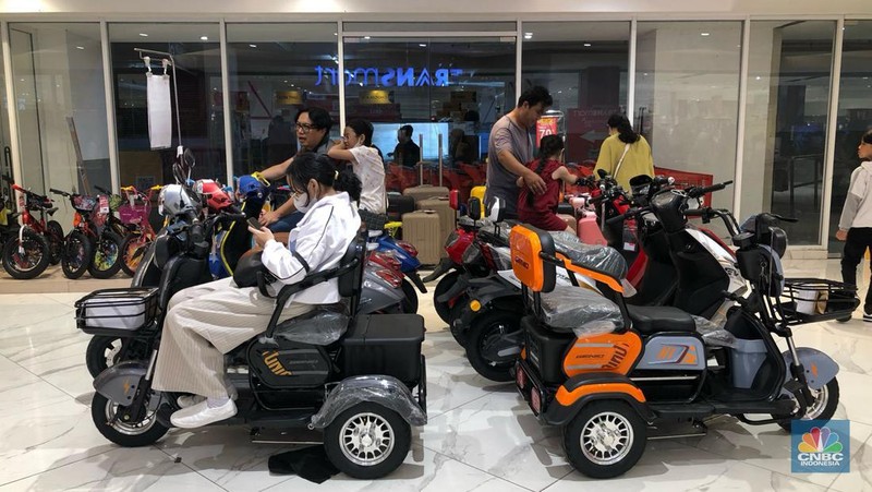 Seorang pengunjung Transmart Transpark Mall Bintaro Bintaro memborong sejumlah produk selama promo Transmart Full Day Sale pada Sabtu, (24/2/2024). (CNBC Indonesia/Rindi Salsabilla)