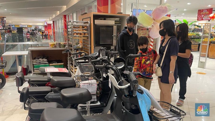 Para pengunjung Transmart Transpark Mall Bintaro yang umumnya merupakan keluarga menanyakan informasi terkait promo sepeda listrik dan mencoba mengendarainya, Sabtu (24/2/2024). (CNBC Indonesia/Rindi Salsabilla)