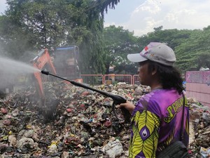 Gunungan Sampah di Terminal Purabaya Disemprot Eco Lindi Agar Tak Berbau