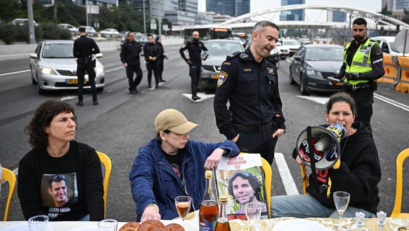 Keluarga sandera dan pendukungnya memblokir jalan, saat protes menyerukan pembebasan para sandera, di tengah konflik yang sedang berlangsung antara Israel dan kelompok Islam Palestina Hamas, di Tel Aviv, Israel, 23 Februari 2024. (REUTERS/Tomer Appelbaum)