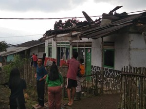 Puting Beliung Bikin Warga Panik Keluar Rumah di Kabupaten Bandung