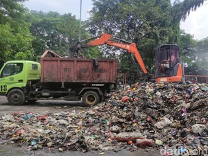 Gunungan Sampah 2 Bulan di Terminal Purabaya Bersih Hanya Dalam Sehari