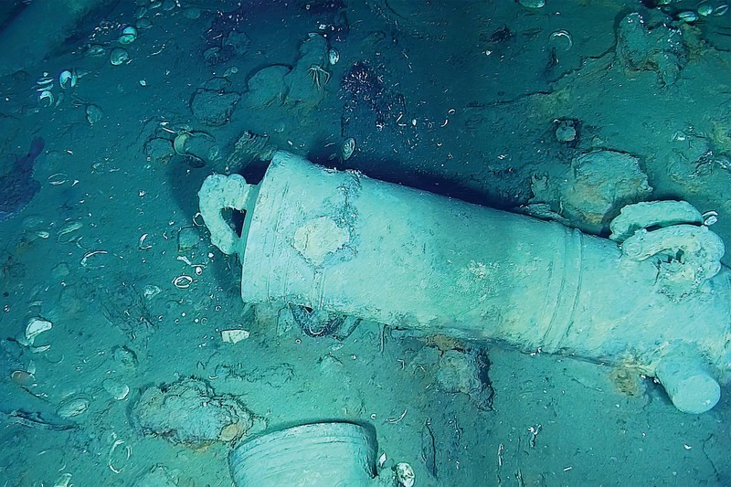 Meriam milik harta karun kapal Spanyol San Jose, tenggelam tahun 1708, tergeletak di dasar laut lepas Cartagena, Kolombia 10 Mei 2022. (Colombian Army/Handout via REUTERS)