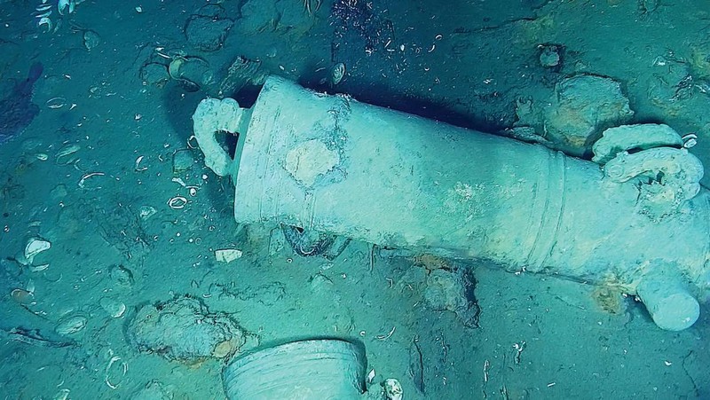 Meriam milik harta karun kapal Spanyol San Jose, tenggelam tahun 1708, tergeletak di dasar laut lepas Cartagena, Kolombia 10 Mei 2022. (Colombian Army/Handout via REUTERS)