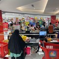 Potret Pengunjung Borong Beras Selama Transmart Full Day Sale