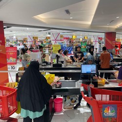 Potret Pengunjung Borong Beras Selama Transmart Full Day Sale