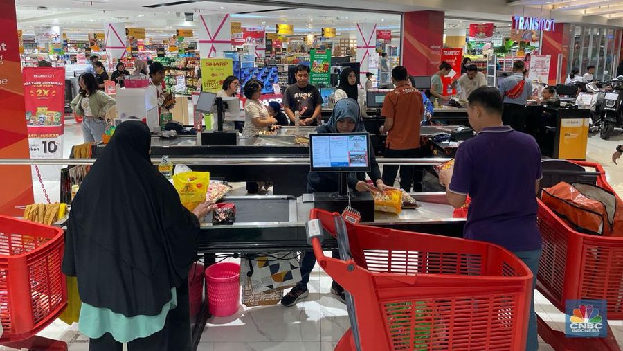 Sejumlah pengunjung Transmart Transpark Mall Bintaro mulai memadati kasir selama promo Transmart Full Day Sale pada Sabtu (24/2/2024). (CNBC Indonesia/Rindi Salsabilla)