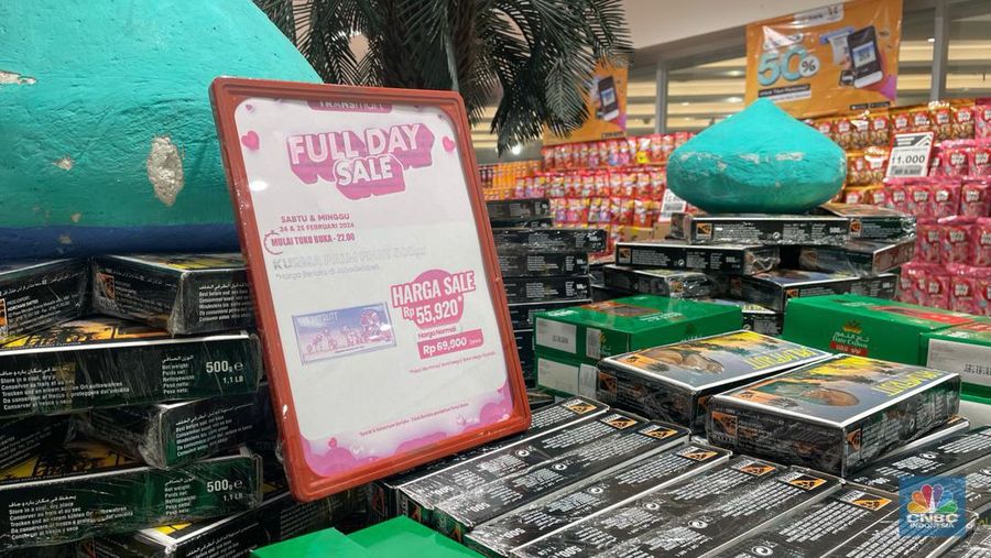Sejumlah produk kebutuhan menjelang ibadah puasa, Transmart Full Day Sale kembali hadir menawarkan sejumlah promo yang menarik. (CNBC Indonesia/Rindi Salsabilla)