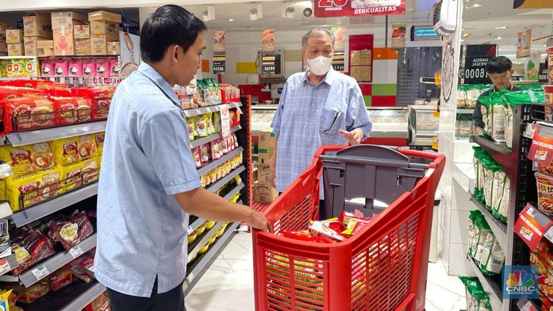Seorang pengunjung Transmart Transpark Mall Bintaro Bintaro memborong sejumlah produk selama promo Transmart Full Day Sale pada Sabtu, (24/2/2024). (CNBC Indonesia/Rindi Salsabilla)