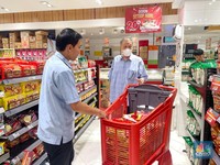 Bikin Haru! Pelanggan Transmart Borong Beras-Sembako Buat Kaum Dhuafa