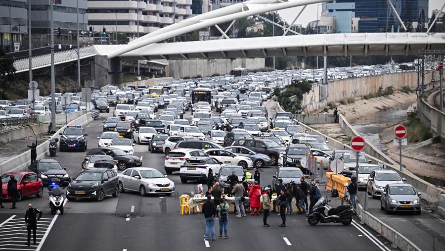 Keluarga sandera dan pendukungnya memblokir jalan, saat protes menyerukan pembebasan para sandera, di tengah konflik yang sedang berlangsung antara Israel dan kelompok Islam Palestina Hamas, di Tel Aviv, Israel, 23 Februari 2024. (REUTERS/Tomer Appelbaum)