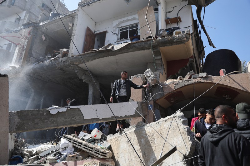 ISRAEL-PALESTINIANS/ Palestinians inspect the site of an Israeli strike on a house, amid the ongoing conflict between Israel and Hamas, in Rafah, in the southern Gaza Strip February 24, 2024. REUTERS/Ibraheem Abu Mustafa