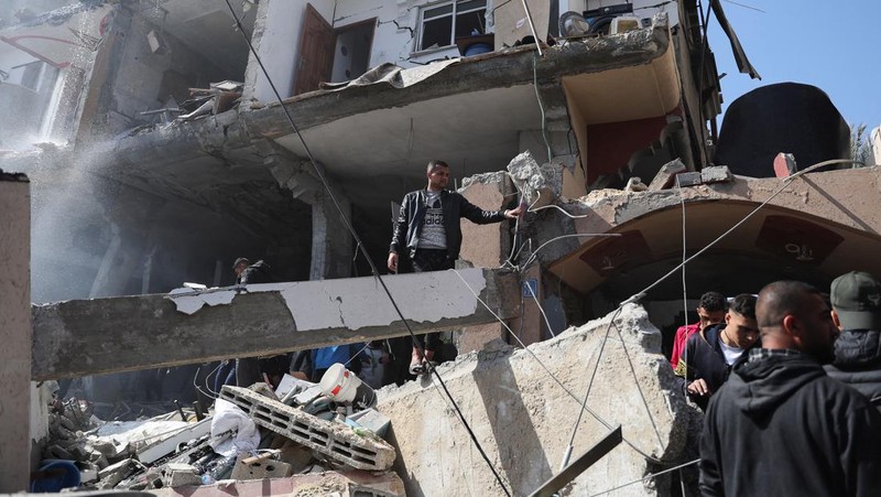Palestinians inspect the site of an Israeli strike on a house, amid the ongoing conflict between Israel and Hamas, in Rafah, in the southern Gaza Strip February 24, 2024. REUTERS/Ibraheem Abu Mustafa