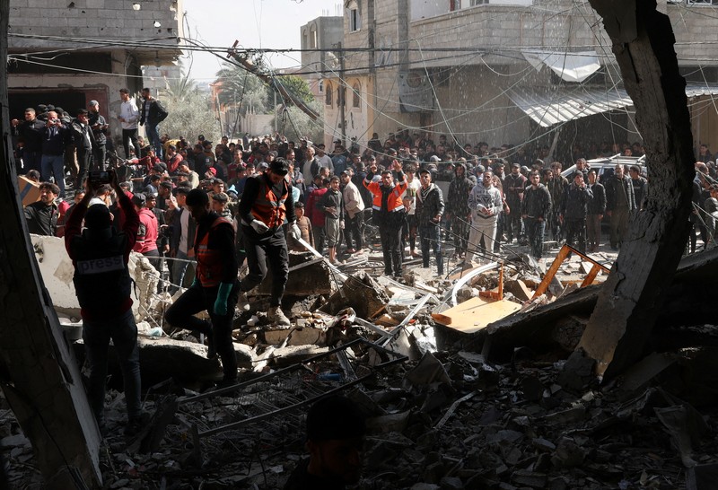 ISRAEL-PALESTINIANS/ Palestinians inspect the site of an Israeli strike on a house, amid the ongoing conflict between Israel and Hamas, in Rafah, in the southern Gaza Strip February 24, 2024. REUTERS/Ibraheem Abu Mustafa