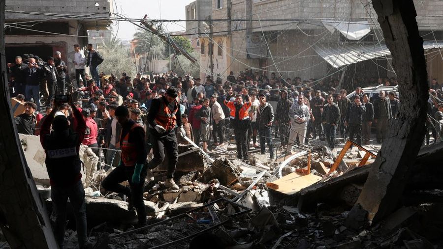 Palestinians gather at the site of an Israeli strike on a house, amid the ongoing conflict between Israel and Hamas, in Rafah, in the southern Gaza Strip February 24, 2024. REUTERS/Ibraheem Abu Mustafa