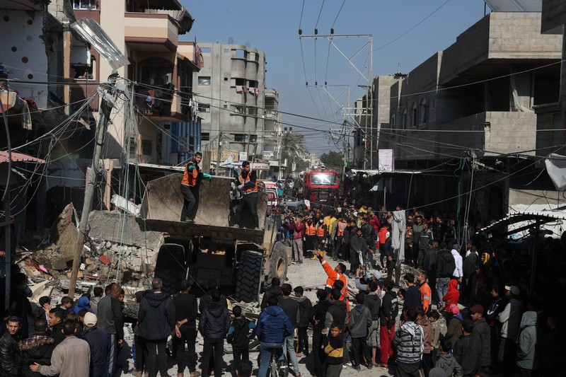 ISRAEL-PALESTINIANS/ Palestinians inspect the site of an Israeli strike on a house, amid the ongoing conflict between Israel and Hamas, in Rafah, in the southern Gaza Strip February 24, 2024. REUTERS/Ibraheem Abu Mustafa
