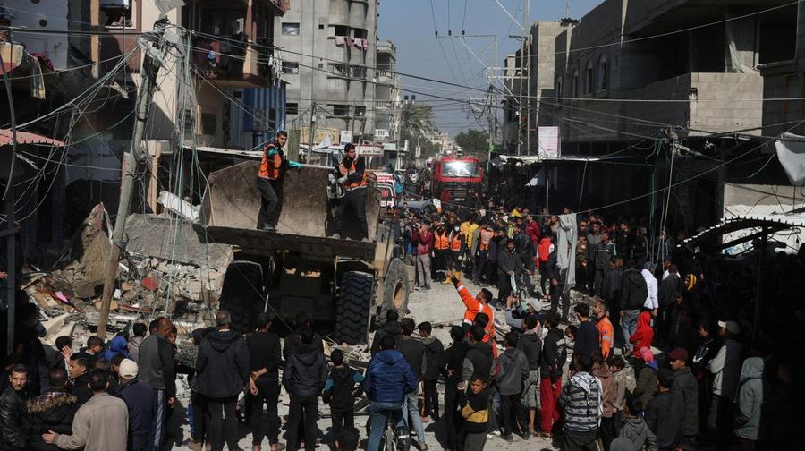 Palestinians inspect the site of an Israeli strike on a house, amid the ongoing conflict between Israel and Hamas, in Rafah, in the southern Gaza Strip February 24, 2024. REUTERS/Ibraheem Abu Mustafa