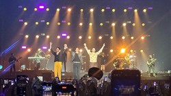 Video: Konser Jonas Brothers di Praha Disetop Sementara gegara Sorotan Laser