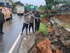 Jalan Lintas Bungo-Sumbar Longsor, Arus Lalin Buka Tutup