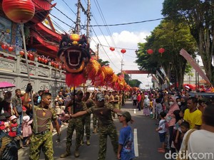 Meriahnya Kirab Cap Go Meh di Magelang, Ada Liong Panjangnya 120 Meter