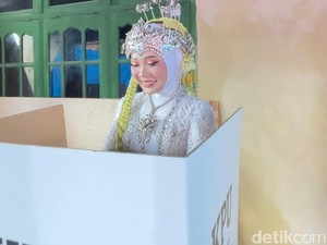 Viral Wanita Bergaun Pengantin Ikut Nyoblos di Pemilu Susulan Demak