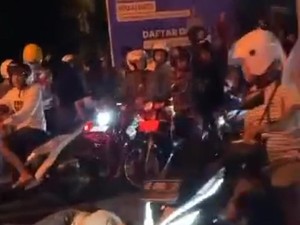 Viral Gerombolan Pemotor Hajar Pemuda hingga Tergeletak di Jalan Ponorogo