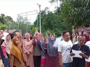 Emak-emak Geruduk Rumah Kades di Lahat Gegara Listrik Sering Padam