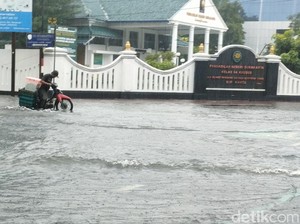 Hujan Sejak Siang, Sejumlah Ruas Jalan di Solo Tergenang