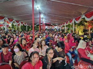 Ribuan Warga Tumplek Blek Saat Perayaan Cap Go Meh di Balai Kota Surabaya