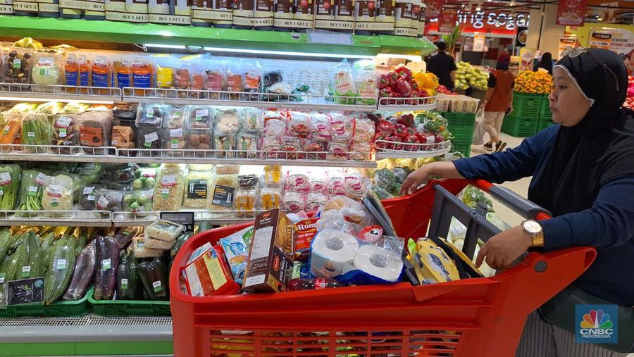 Pengunjung memanfaatkan Transmart Full Day Sale untuk memborong kebutuhan sehari-hari di Transmart Kota Kasablanka, Jakarta, Minggu (25/2/2024). (CNBC Indonesia/Khoirul Anam)
