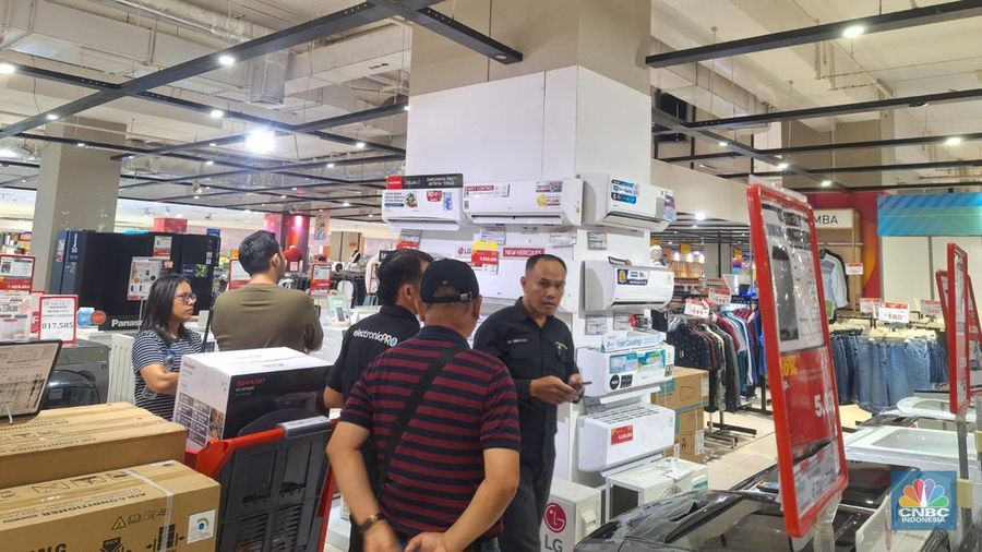 Pengunjung Transmart Kota Kasablanka, Jakarta memanfaatkan program Transmart Full Day Sale untuk membeli pendingin udara, Minggu (25/2/2024). (CNBC Indonesia/Khoirul Anam)