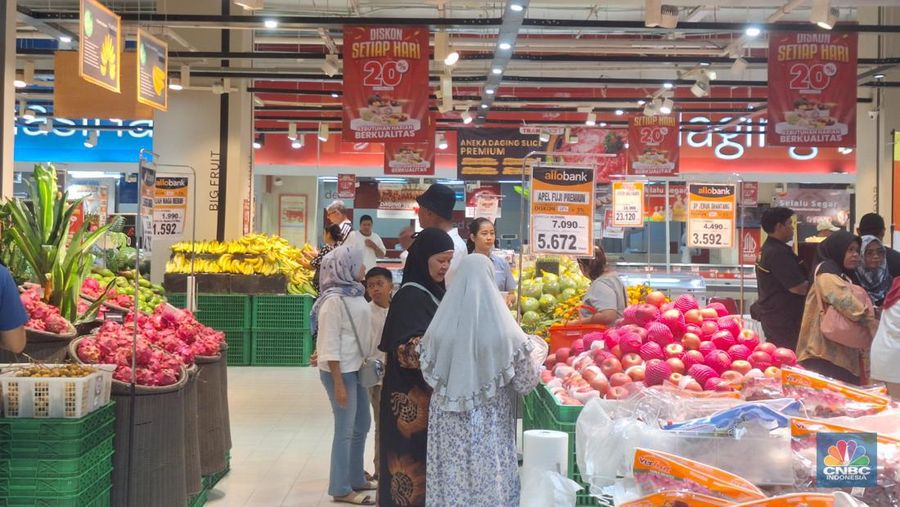 Pengunjung menyerbu buah dan sayuran di Transmart Kota Kasablanka, Jakarta, MInggu (25/2/2024) (CNBC Indonesia/Khoirul Anam)