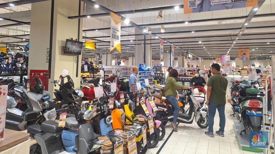 Sepeda listrik menjadi produk yang diincar para pengunjung di Transmart Kota Kasablanka, Jakarta, Minggu (25/2/2024). (վ/Khoirul Anam)