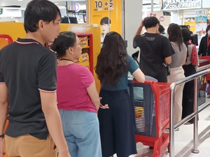 Semakin Malam, Antrean di Transmart Kokas Masih Padat Pembeli!