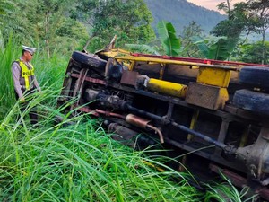 Truk Rombongan Grup Bantengan Terjun ke Jurang di Pasuruan, 2 Orang Tewas