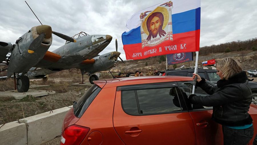A woman reacts as she visits the grave of her relative, a killed Ukrainian defender, on the day of the second anniversary of Russia's attack on Ukraine, in Lviv, Ukraine February 24, 2024. REUTERS/Pavlo Palamarchuk