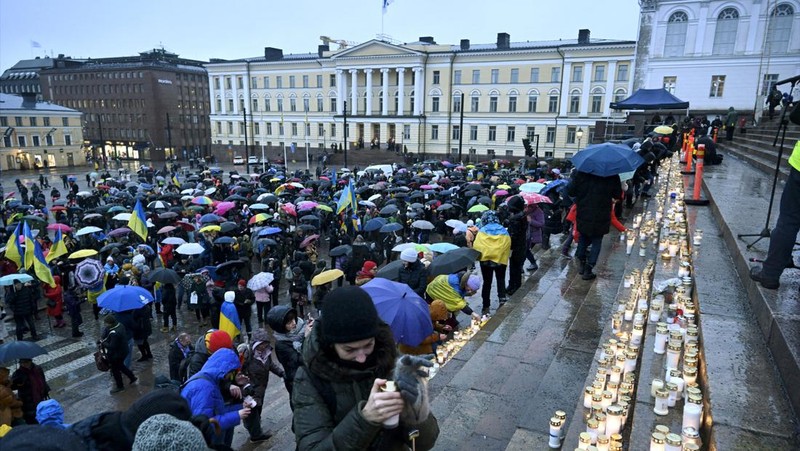 A woman reacts as she visits the grave of her relative, a killed Ukrainian defender, on the day of the second anniversary of Russia's attack on Ukraine, in Lviv, Ukraine February 24, 2024. REUTERS/Pavlo Palamarchuk